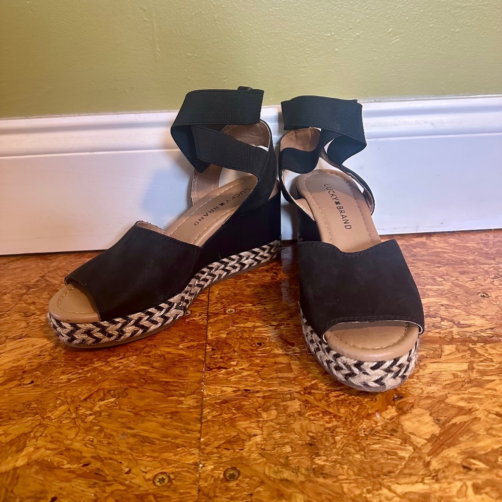 Lucky Cross Strap Sandal